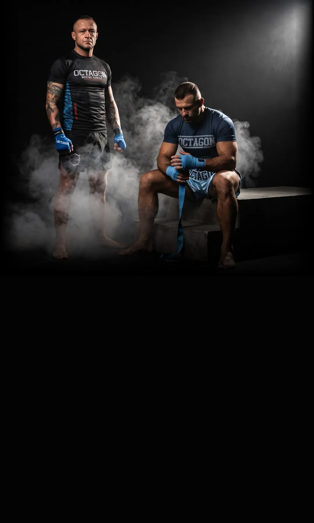 Bojovníci v rashguarde a MMA trenkách Octagon s boxerskými bandážami